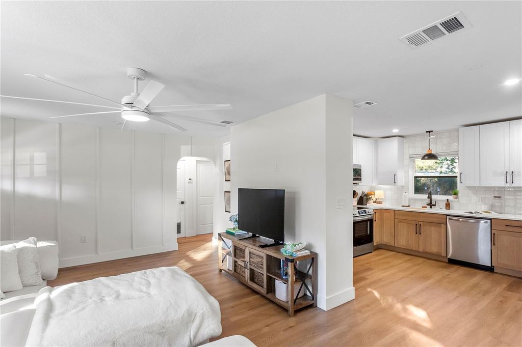 Image 7 of property listing at 1747 SANTA ANNA DRIVE, Dunedin, FL 34698