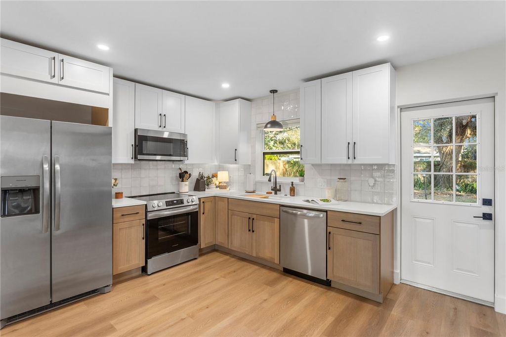 Image 8 of property listing at 1747 SANTA ANNA DRIVE, Dunedin, FL 34698