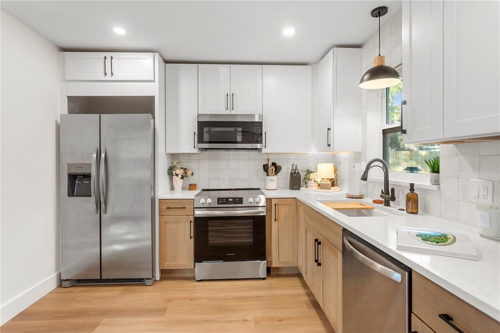 Image 9 of property listing at 1747 SANTA ANNA DRIVE, Dunedin, FL 34698