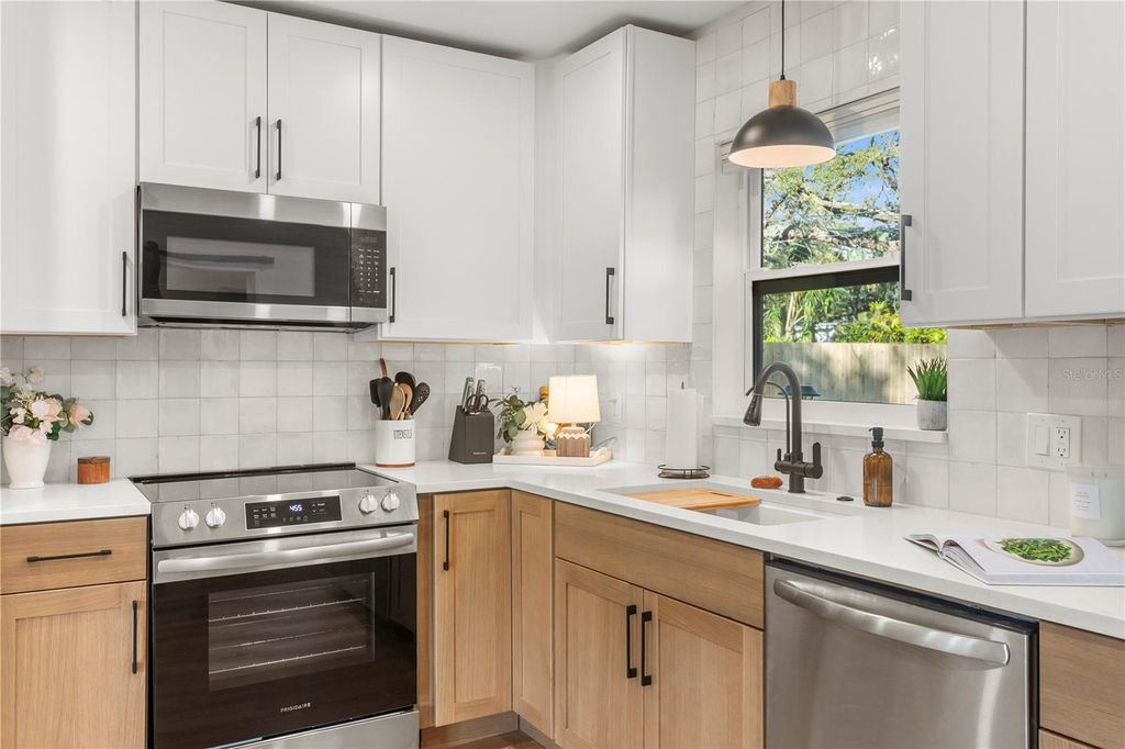 Image 10 of property listing at 1747 SANTA ANNA DRIVE, Dunedin, FL 34698