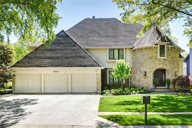 8943 Cedar Drive, Prairie Village, KS 66207