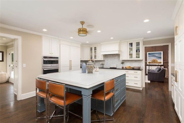 8943 Cedar Drive, Prairie Village, KS 66207