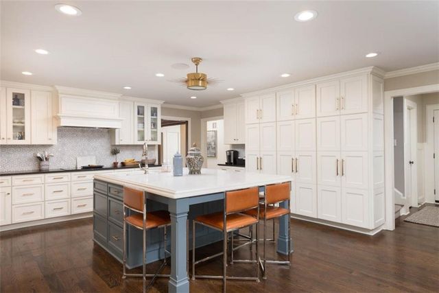 8943 Cedar Drive, Prairie Village, KS 66207
