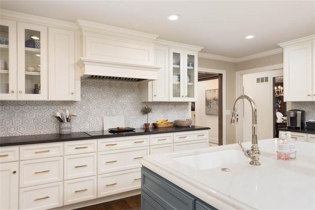 8943 Cedar Drive, Prairie Village, KS 66207