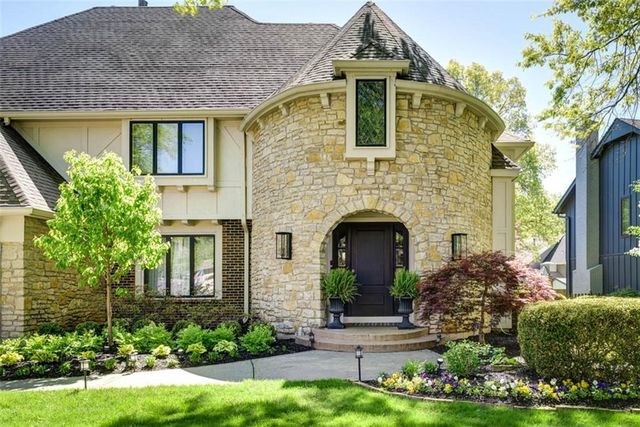 8943 Cedar Drive, Prairie Village, KS 66207