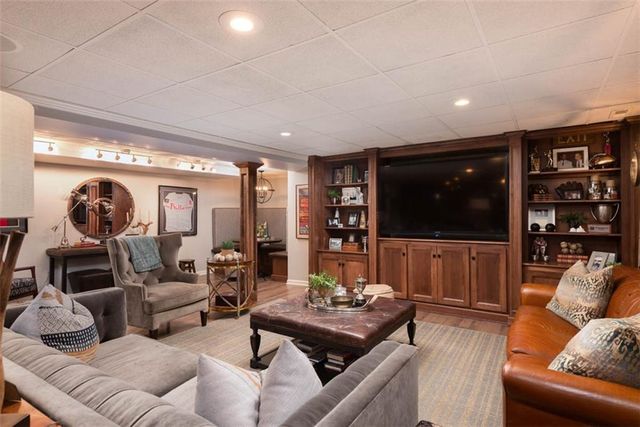 8943 Cedar Drive, Prairie Village, KS 66207
