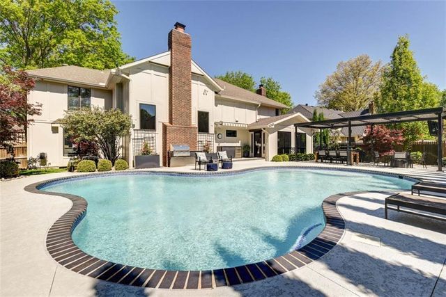 8943 Cedar Drive, Prairie Village, KS 66207
