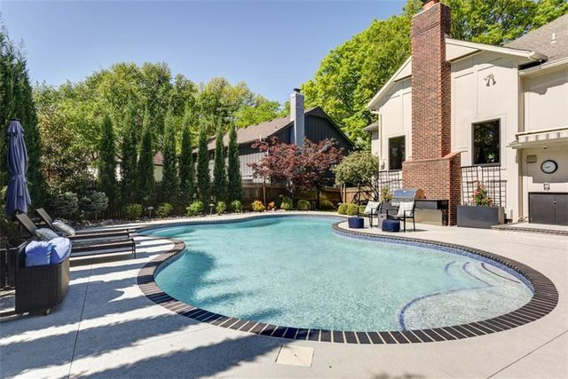 8943 Cedar Drive, Prairie Village, KS 66207