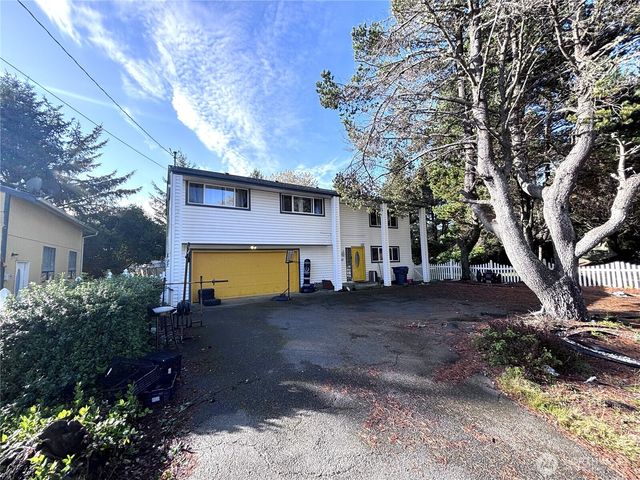 169 N Port Lp NW, Ocean Shores, WA 98569