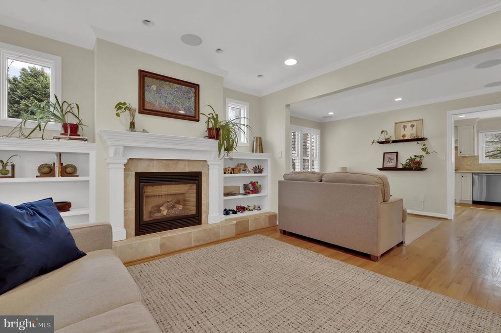 Image 11 of property listing at 2300 WARREN CT, Silver Spring, MD 20910