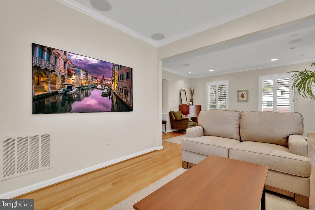 Image 13 of property listing at 2300 WARREN CT, Silver Spring, MD 20910