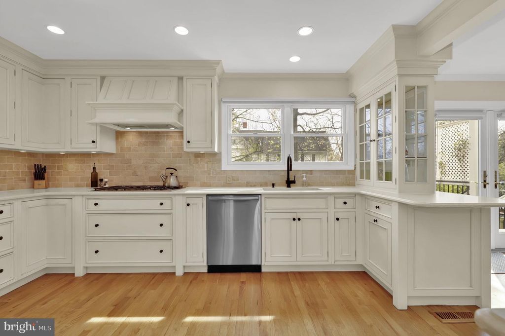 Image 14 of property listing at 2300 WARREN CT, Silver Spring, MD 20910