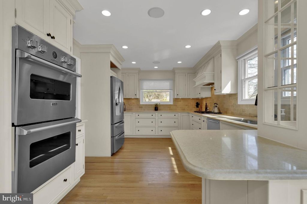 Image 15 of property listing at 2300 WARREN CT, Silver Spring, MD 20910