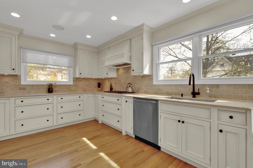 Image 16 of property listing at 2300 WARREN CT, Silver Spring, MD 20910