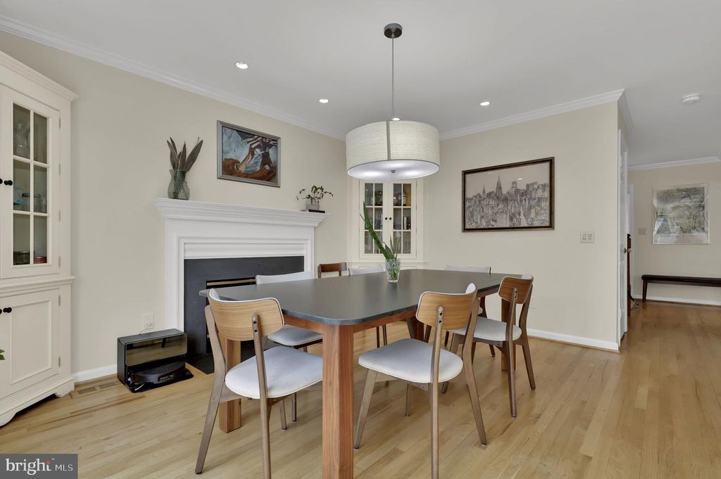 Image 21 of property listing at 2300 WARREN CT, Silver Spring, MD 20910