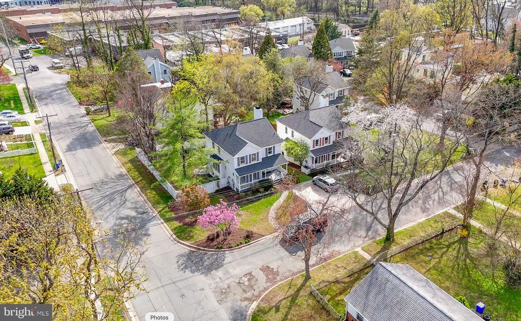 Image 3 of property listing at 2300 WARREN CT, Silver Spring, MD 20910