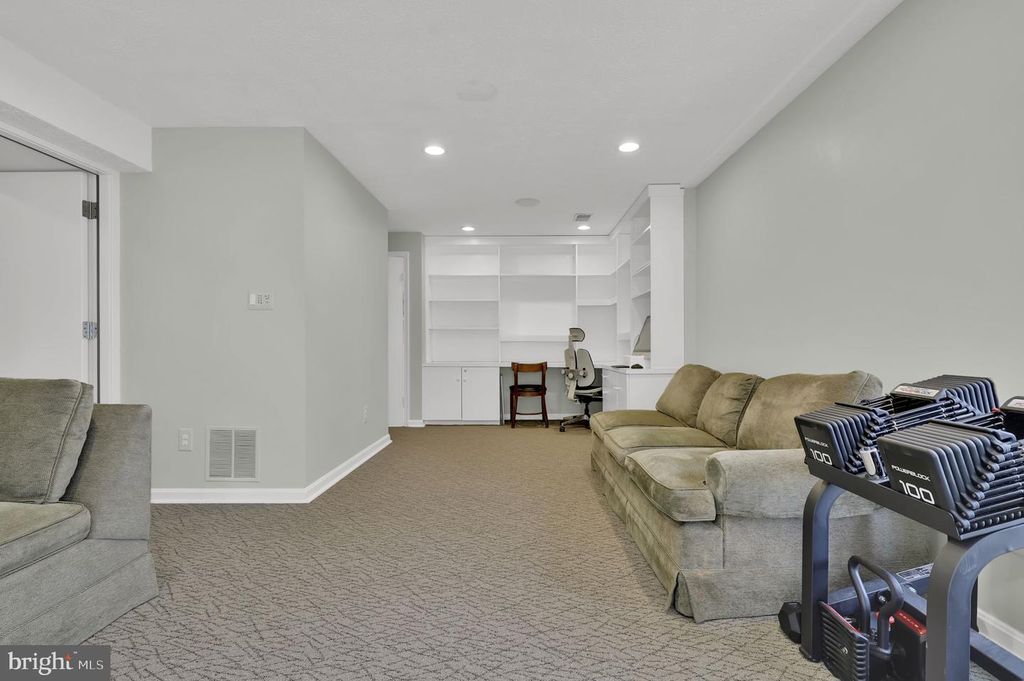 Image 34 of property listing at 2300 WARREN CT, Silver Spring, MD 20910