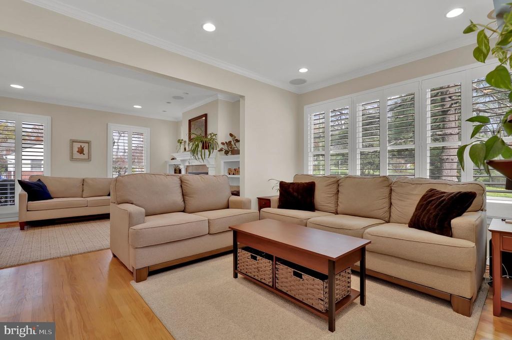 Image 5 of property listing at 2300 WARREN CT, Silver Spring, MD 20910