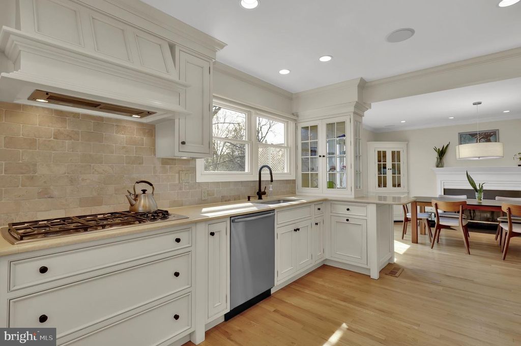 Image 6 of property listing at 2300 WARREN CT, Silver Spring, MD 20910