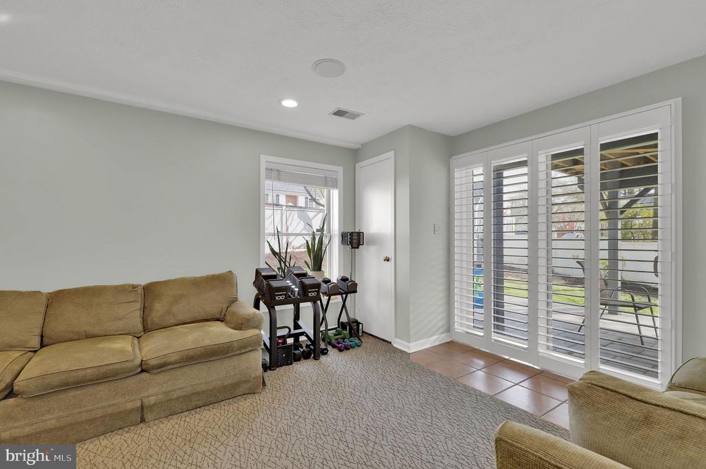 Image 8 of property listing at 2300 WARREN CT, Silver Spring, MD 20910