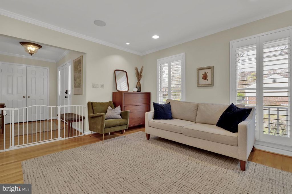 Image 9 of property listing at 2300 WARREN CT, Silver Spring, MD 20910