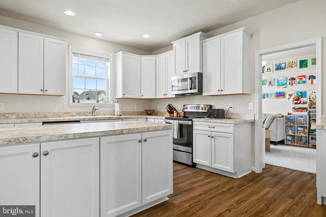 170 CHESTERFIELD DR, Falling Waters, WV 25419