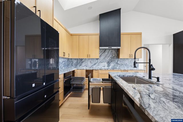 383 Ridgecrest Dr, Roseburg, OR 97471