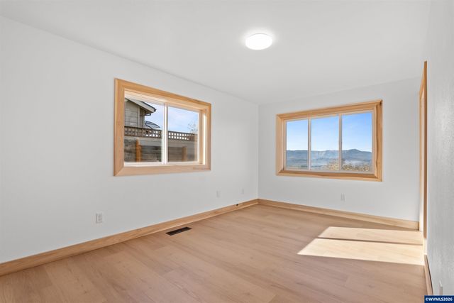 383 Ridgecrest Dr, Roseburg, OR 97471