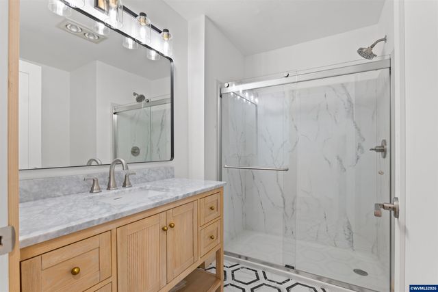 383 Ridgecrest Dr, Roseburg, OR 97471