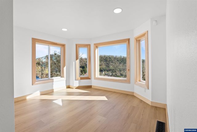 383 Ridgecrest Dr, Roseburg, OR 97471