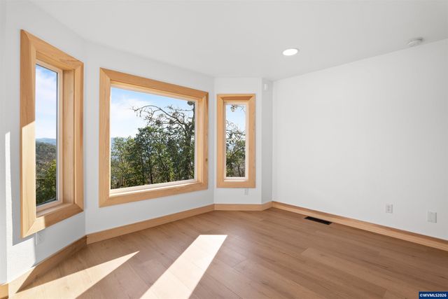 383 Ridgecrest Dr, Roseburg, OR 97471