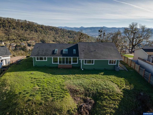 383 Ridgecrest Dr, Roseburg, OR 97471