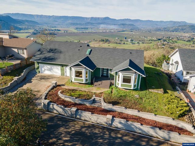 383 Ridgecrest Dr, Roseburg, OR 97471