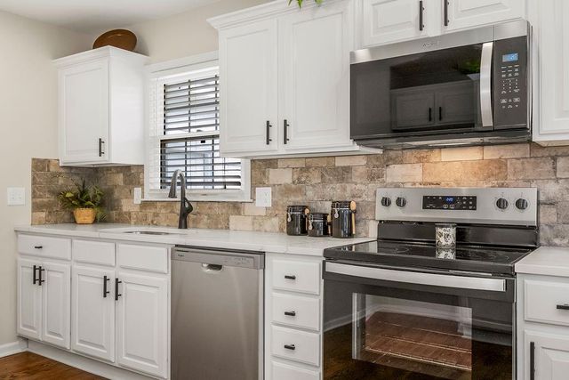 1402 SW Charleston Avenue W, Lee's Summit, MO 64081