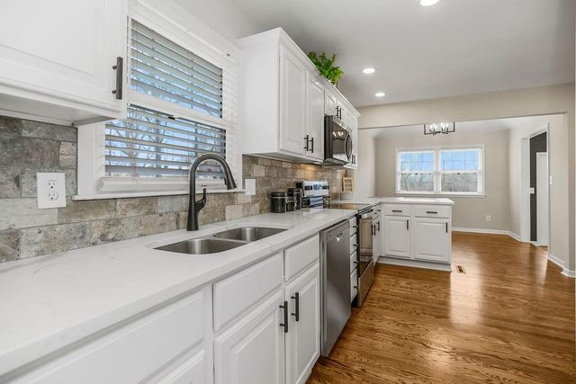 1402 SW Charleston Avenue W, Lee's Summit, MO 64081