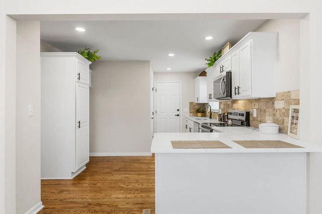 1402 SW Charleston Avenue W, Lee's Summit, MO 64081