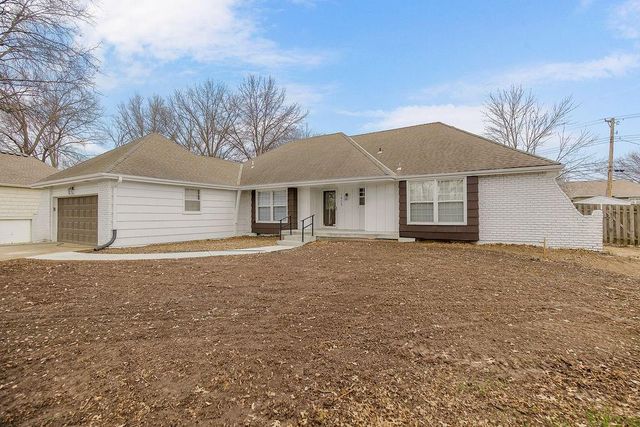 1402 SW Charleston Avenue W, Lee's Summit, MO 64081