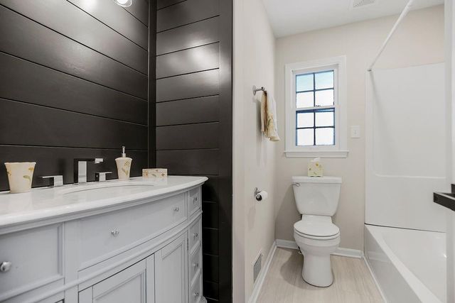 1402 SW Charleston Avenue W, Lee's Summit, MO 64081