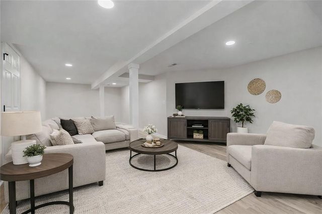 1402 SW Charleston Avenue W, Lee's Summit, MO 64081