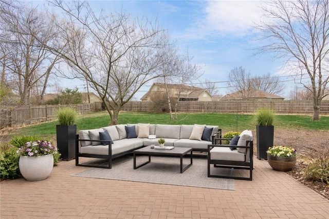 1402 SW Charleston Avenue W, Lee's Summit, MO 64081