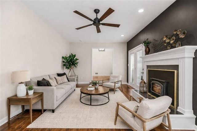 1402 SW Charleston Avenue W, Lee's Summit, MO 64081