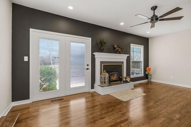 1402 SW Charleston Avenue W, Lee's Summit, MO 64081