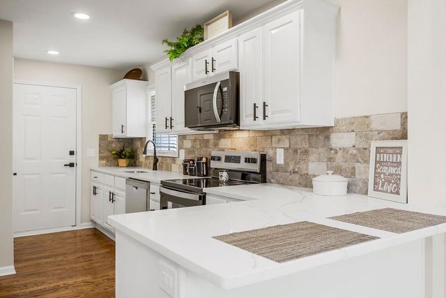 1402 SW Charleston Avenue W, Lee's Summit, MO 64081