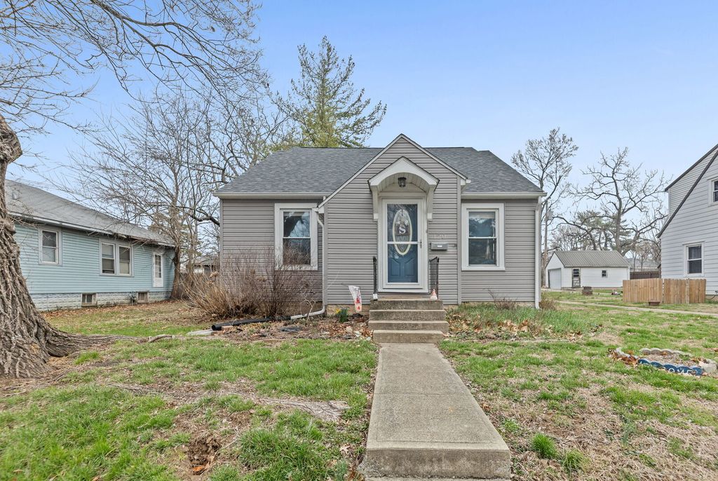Image 1 of property listing at 120 E Bennett Street, Salem, IL 62881
