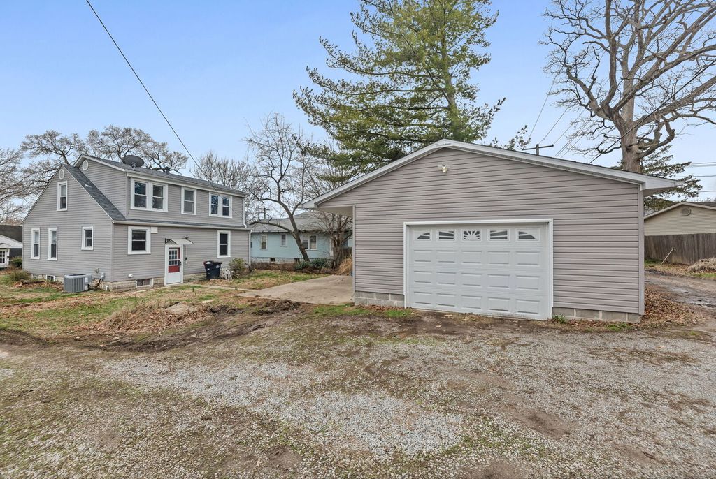 Image 2 of property listing at 120 E Bennett Street, Salem, IL 62881