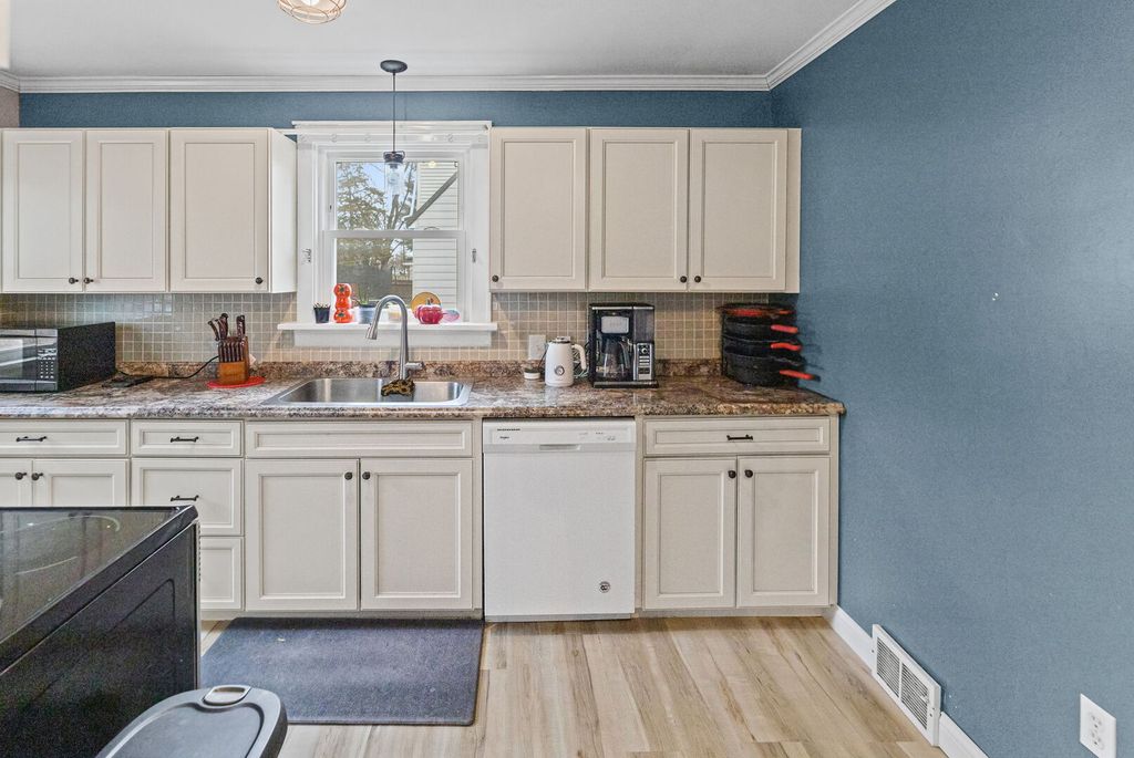 Image 18 of property listing at 120 E Bennett Street, Salem, IL 62881