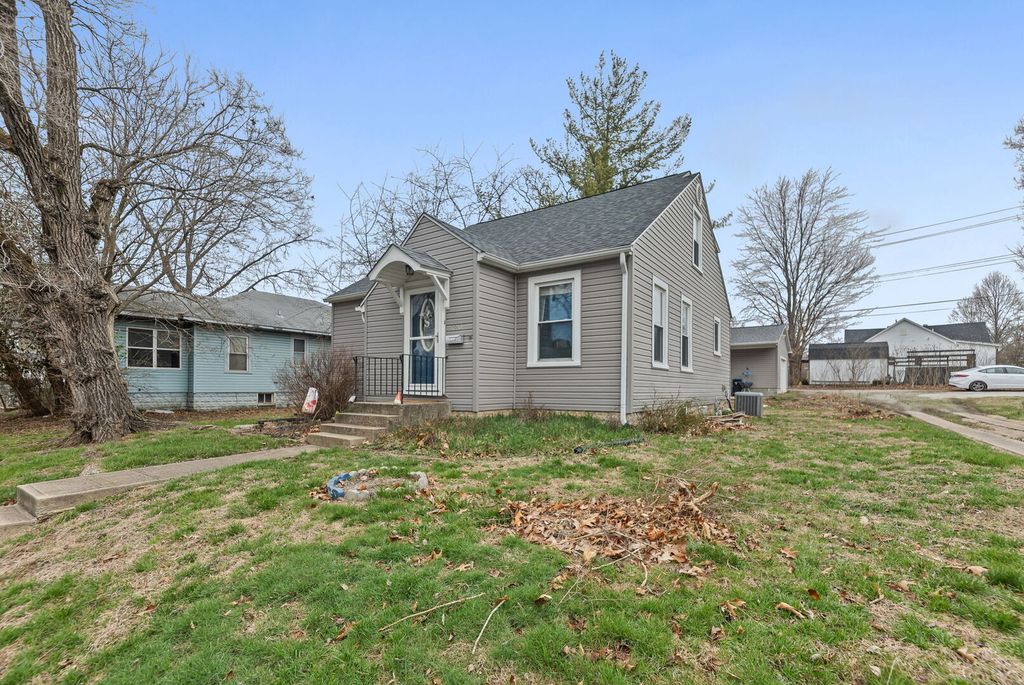 Image 3 of property listing at 120 E Bennett Street, Salem, IL 62881