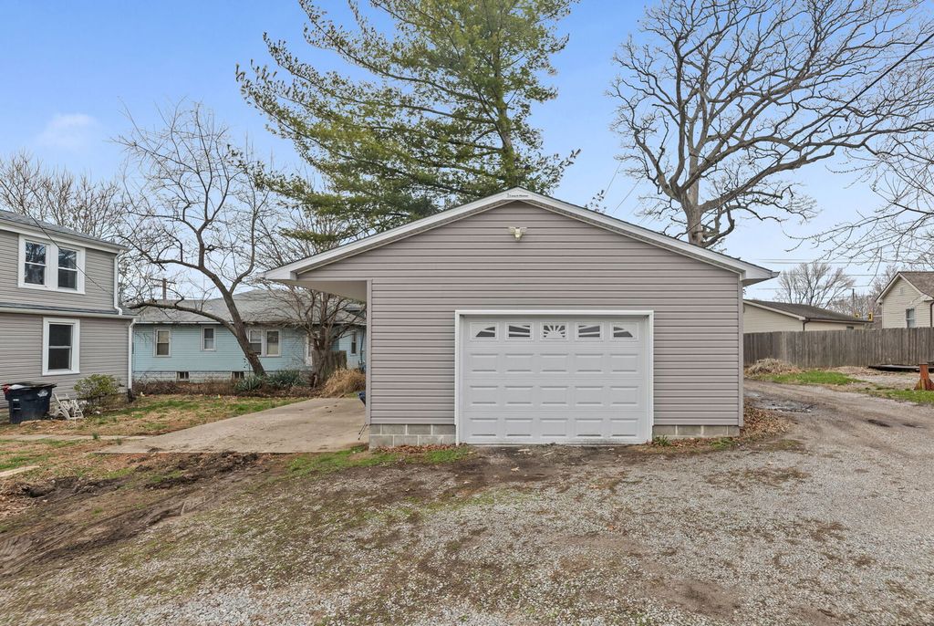 Image 6 of property listing at 120 E Bennett Street, Salem, IL 62881