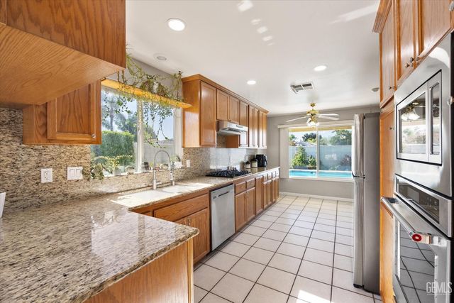 10401 Iroquois Lane, Bakersfield, CA 93312