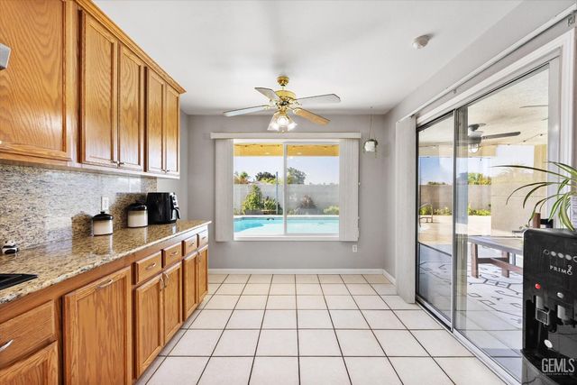 10401 Iroquois Lane, Bakersfield, CA 93312